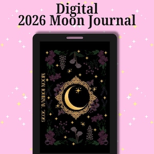Puede incluir: Un diario digital en una tableta negra con el texto "Digital 2026 Moon Journal". La pantalla del diario muestra un diseño floral con una luna creciente y estrellas. El fondo es rosa con acentos de estrellas. El texto en la parte inferior dice "An interactive digital Journal cultivating mindfulness through the lunar cycle."