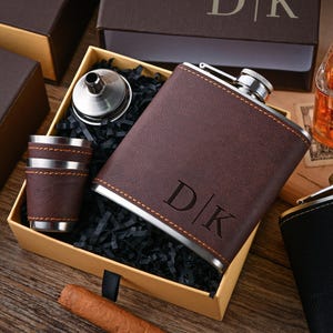 Set di fiaschette in pelle incise personalizzate - Regalo ideale per gli sposi per uomini eleganti - Fiaschetta personalizzata