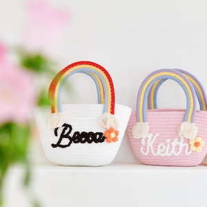 Personalisierter Regenbogen Geschenkkorb, personalisierter Boho Regenbogen Griff Quaste Korb, buntes Seil Baumwollgarn, individuelle Namensstickerei