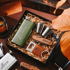 Personalised rectangular flasks,Perfect gift for Groomsmen and Bridesmaid,Compact Pocket-Sized Whiskey Flask for Discerning Tastemakers