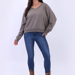 Baumwoll-festes Crop Lagenlook Sweat Top mit abgesenktem Saum und V-Ausschnitt