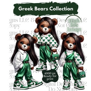Op de afbeelding: Drie bruine teddyberen die groene outfits dragen en zwart haar hebben. De beren dragen groen-witte gepatroneerde shirts, groene broeken en witte sneakers. De beren dragen groene handtassen.