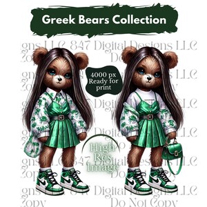 Op de afbeelding: Twee bruine teddyberen die groene en witte outfits dragen met lang zwart haar. De beren dragen groene en witte sneakers. Eén beer houdt een groene handtas vast. De tekst "Greek Bears Collection" staat bovenaan de afbeelding.