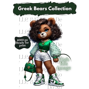 Op de afbeelding: Een bruine teddybeer die een groen-wit geruit overhemd, een witte broek en groen-witte sneakers draagt. De beer houdt een groene handtas vast en heeft bruin krullend haar. De tekst "Greek Bears Collection" staat bovenaan de afbeelding.