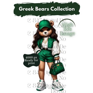 Op de afbeelding: Een cartoonbeer die een groen-witte outfit draagt, een groene baseballpet en witte sneakers. De beer houdt een groene handtas vast met een gouden ketting. De afbeelding heeft de tekst "Greek Bears Collection" bovenaan.
