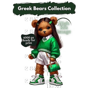 Op de afbeelding: Een bruine teddybeer die een groene trui met witte strepen, een witte broek en groene sneakers draagt. De beer heeft lang zwart haar en houdt een groene handtas vast. De tekst "Greek Bears Collection" staat bovenaan de afbeelding.