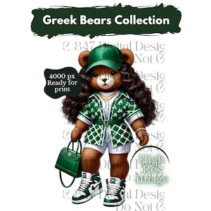 Op de afbeelding: Een groene en witte teddybeer met een groene baseballpet, een groen en wit gepatroneerd shirt, een witte broek en groene sneakers. De beer draagt een groene handtas. De tekst "Greek Bears Collection" staat bovenaan de afbeelding.