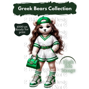 Peut inclure: Un ours en peluche blanc portant un uniforme de baseball vert et blanc, une casquette de baseball verte et des baskets blanches. L'ours tient un sac à main vert avec des accents dorés. L'image porte le texte "Greek Bears Collection" en haut.