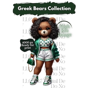 Op de afbeelding: Een bruine teddybeer die een groen-witte outfit draagt met een groene handtas. De beer heeft krullend zwart haar en draagt groen-witte sneakers. De tekst "Greek Bears Collection" staat bovenaan de afbeelding.