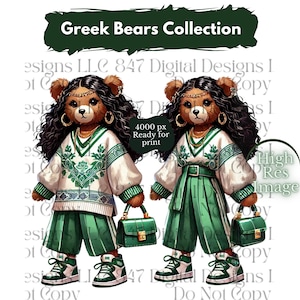 Op de afbeelding: Twee bruine teddyberen die groene en witte outfits dragen. De beren dragen groene en witte sneakers, een groene broek en een witte trui met groene borduursels. Eén beer houdt een groene handtas vast. De beren hebben lang zwart haar en gouden sieraden. De tekst "Greek Bears Collection" staat bovenaan de afbeelding.