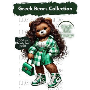 Op de afbeelding: Een cartoonbeer die een groen-wit geruit overhemd, een groene rok en groen-witte sneakers draagt. De beer heeft lang bruin haar en houdt een groene handtas vast. De afbeelding heeft de tekst "Greek Bears Collection" en "4000 px Ready for print" erop.