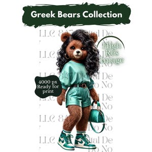 Op de afbeelding: Een bruine teddybeer die een turquoise outfit en witte sneakers draagt. De beer heeft lang, zwart krullend haar en houdt een turquoise handtas vast. De tekst in de afbeelding is "Greek Bears Collection".