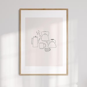 Könnte beinhalten: Ein gerahmter Druck mit einer minimalistischen Strichzeichnung verschiedener Teekannen, einer Tasse und einer Teetasse. Die Schwarz-Weiß-Illustration umfasst eine hohe, rechteckige Teekanne, eine runde Teekanne und einen Wasserkocher, mit kleinen Herzen über einer Teekanne.
