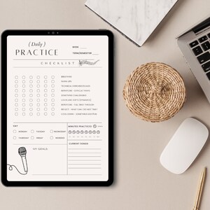 Könnte beinhalten: Ein digitales Tablet, auf dem eine tägliche Übungsliste für Musiker angezeigt wird. Die Checkliste enthält Abschnitte für Atmung, Aufwärmen, technische Übungen, Repertoire und Reflexion. Außerdem gibt es Abschnitte zur Verfolgung der Übungszeit und der aktuellen Songs.