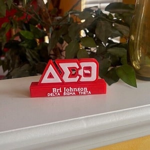Tabliczka znamionowa na biurko w kolorze czerwono-białym inspirowana Delta Sigma Theta zdjęcie 5
