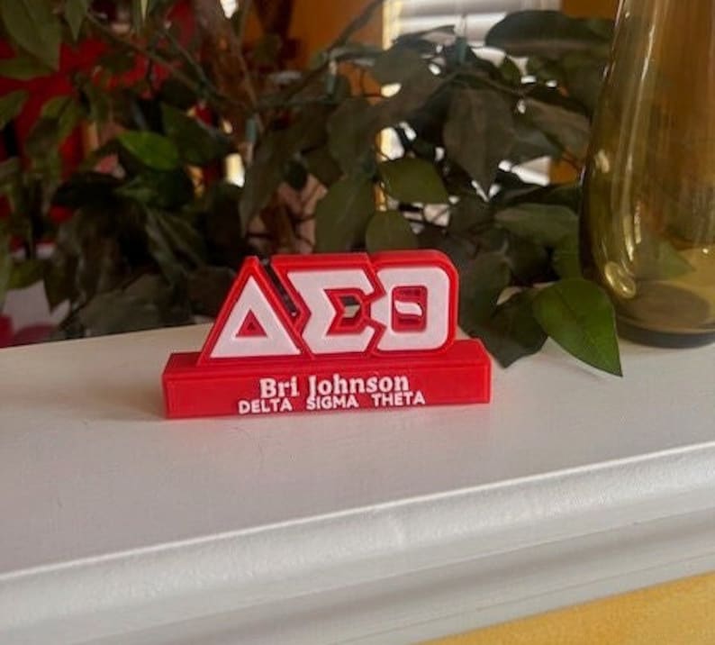 Tabliczka znamionowa na biurko w kolorze czerwono-białym inspirowana Delta Sigma Theta zdjęcie 5