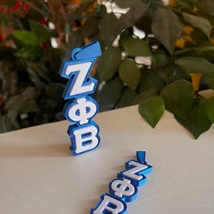 Etiqueta para llavero de bolso Zeta Phi Beta en azul y blanco - Orientada hacia abajo