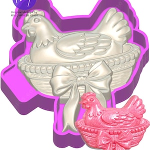 Könnte beinhalten: Ein weißer Hühner-Ausstecher in einem Korb mit Schleife, umrandet von Lila. Eine kleinere rosa Henne in einem Korb mit Schleife ist ebenfalls abgebildet. Der Text "Original design by MOLD2MOLDS ©2026" ist zu sehen.