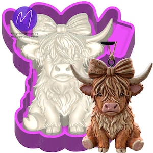Op de afbeelding: Een bruin en wit Highland-koe-ornament met een grote strik. Naast het ornament staat een paarse mal van dezelfde koe. De tekst "Original design by MOLD2MOLDS ©2026" is zichtbaar.