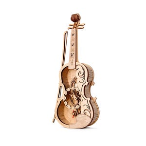 Könnte beinhalten: Ein hölzernes Geigenmodell mit aufwendigen Ausschnitten und einem Bogen. Das Instrument besteht aus hellem Holz und weist dekorative Blumenmuster auf. Der Korpus der Geige hat eine ausgehöhlte Mitte mit sichtbaren Zahnrädern.