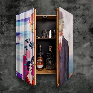 Puede incluir: Un mueble bar de madera con dos puertas decoradas. Una puerta muestra una ilustración de estilo cómic, la otra un hombre con traje y una manzana en la cara. En el interior, botellas y vasos.