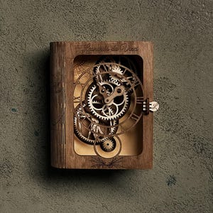 Puede incluir: Reloj de madera con engranajes visibles y el texto "Leonardo da Vinci" tallado en la parte superior. El reloj está alojado en un marco rectangular de madera con un pestillo. La esfera del reloj presenta números romanos y detalles intrincados de engranajes.