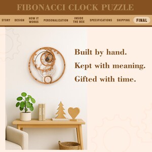 K&ouml;nnte beinhalten: Ein h&ouml;lzernes Fibonacci-Uhr-Puzzle mit kreisf&ouml;rmigem Design, das die Zeit anzeigt. Das Bild enth&auml;lt den Text "Built by hand. Kept with meaning. Gifted with time." Ein kleiner Tisch zeigt eine Pflanze, B&uuml;cher und Holzdekorationen.