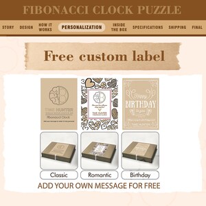 K&ouml;nnte beinhalten: Werbebild f&uuml;r ein Fibonacci-Uhr-Puzzle, das Personalisierungsoptionen zeigt. Es zeigt drei Etikettendesigns: Klassisch, Romantisch und Geburtstag, mit dem Text "Free custom label" und "Add your own message for free."