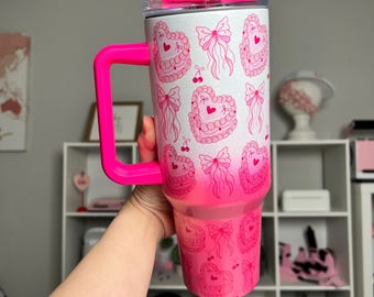Bicchiere termico Coquette Cake da 1,2 litri (40 oz): design a cuore con sfumatura rosa.
