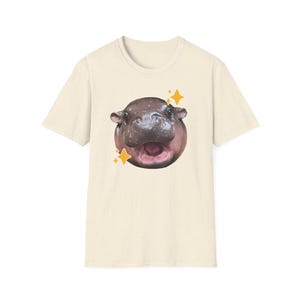 Moo Deng Happy Unisex softstyle T-shirt, grappig nijlpaardshirt, cadeau voor nijlpaardliefhebbers, schattige dierentop, memes-T-shirt, leuk grafisch T-shirt