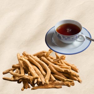 Puede incluir: Una taza de t&eacute; sobre un platillo con un dise&ntilde;o floral azul, y un mont&oacute;n de ra&iacute;ces secas de color marr&oacute;n claro. El t&eacute; es de color marr&oacute;n oscuro. El fondo es de color beige claro.