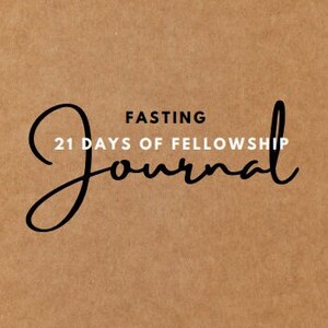 Può includere: Una copertina di diario in carta marrone con il testo "FASTING 21 DAYS OF FELLOWSHIP Journal" in corsivo nero. Il testo "RJS Designed" è in bianco nella parte inferiore della copertina.
