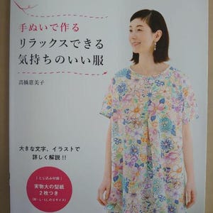 Könnte beinhalten: Buchcover mit einer Frau in einem Blumenkleid. Der Titel des Buches lautet "Handgenähte lockere Robe: Bequem und einfach zu tragen". Das Buchcover enthält außerdem den Text "Großer Text und Illustrationen für einfache Anleitungen!" und "Enthält Schnittmuster in Originalgröße für die Größen M, L und LL."
