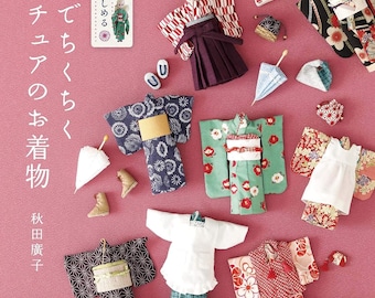 Ein Miniaturkimono mit japanischem Stoff - ein japanisches Handwerksbuch geduckt