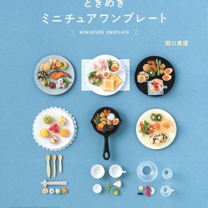 Könnte beinhalten: Auf blauem Hintergrund sind Miniatur-Essteller, eine Bratpfanne und Tassen zu sehen. Der Text lautet "Miniature Oneplate" und "Miniature Food Collection". Das Bild zeigt verschiedene Miniatur-Lebensmittel.