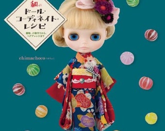 May include: A doll wearing a colorful kimono with a floral pattern. The doll has blonde hair and blue eyes. The doll is wearing a flower crown. The image has the text "和のドール・コーディネイト・レシピ" which translates to "Japanese Doll Coordinate Recipe".