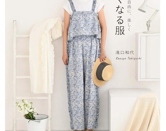 Può includere: Una donna indossa una tuta blu con stampa floreale e un top abbinato, con un cappello di paglia. Il testo "Let's handmade" è visibile. L'immagine è tratta da un libro di modelli di cucito giapponese.
