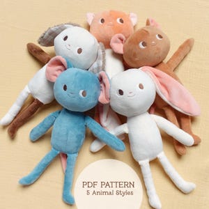 Puede incluir: Colección de cinco peluches de animales en varios colores, incluyendo blanco, azul, marrón y melocotón. Cada juguete tiene rasgos faciales bordados y extremidades largas. El texto "PDF PATTERN 5 Animal Styles" es visible.
