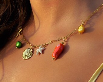 Collar con dijes "Tropea", collar con clip bañado en oro y varios dijes, collar colorido de verano, joyería de verano de moda, collar con colgante, verano