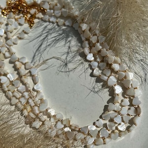 Herzkette "Love", Süßwasserperlen, Choker, Herzen, weiße Herzen, handgemachte Perlenkette, Geschenk, Geburtstag, Geschenkidee, Valentinstag