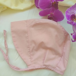 Schlichte rosa Babymütze für ein Baby aus Baumwolle, Kleinkindmütze, Sonnenhut, Babysommermütze.