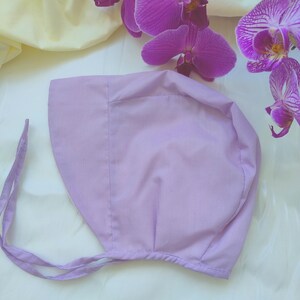 Schlichte lila Babymütze für ein Baby aus Baumwolle, Kleinkindmütze, Sonnenhut, Babysommermütze.