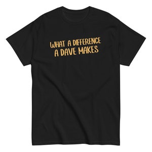 Può includere: Maglietta nera con il testo "WHAT A DIFFERENCE A DAVE MAKES" in giallo.
