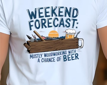 Op de afbeelding: Wit t-shirt met een grafische print. Het ontwerp bevat de tekst "WEEKEND FORECAST: MOSTLY WOODWORKING WITH A CHANCE OF BEER". Een houten gereedschapskist met gereedschap en een bierpul met schuim zijn afgebeeld.