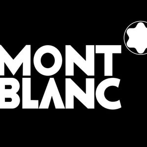 Peut inclure: Logo Montblanc sur fond noir. Le mot "MONTBLANC" est écrit en majuscules blanches et grasses. Un emblème en forme d'étoile blanche à six branches se trouve dans le coin supérieur droit.
