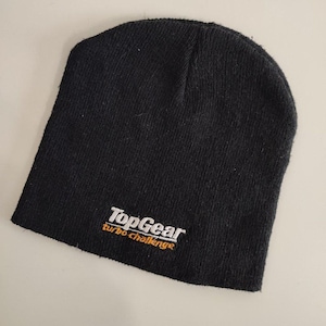 Könnte beinhalten: Schwarze Strickmütze mit dem weißen gestickten Text "TopGear turbo challenge"