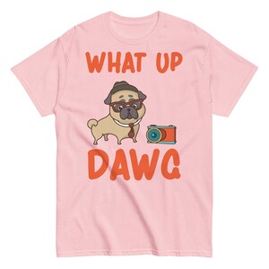 What Up Dawg グラフィック T シャツ - クールな犬好きのシャツ、面白くてかわいい子犬の T シャツ、犬の飼い主やペット愛好家へのギフト - ユニセックスのクラシック T シャツ