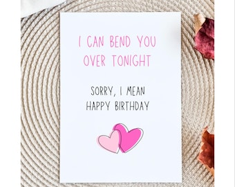 Puede incluir: Una tarjeta blanca con corazones rosas y el texto "Puedo doblarte esta noche. Perdón, quería decir feliz cumpleaños."