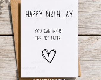 Puede incluir: Una tarjeta de felicitación blanca con texto negro que dice HAPPY BIRTH_AY, YOU CAN INSERT THE D LATER, y un contorno de corazón negro dibujado a mano. La tarjeta está sobre un sobre marrón, con el texto Handmade By Chelin en la parte inferior.