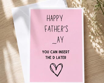 Könnte beinhalten: Eine rosa Vatertagskarte mit dem Text "HAPPY FATHER'S _AY YOU CAN INSERT THE D LATER" und einem schwarzen Herz. Die Karte befindet sich in einem weißen Umschlag, mit einem Holz Hintergrund und floralen Akzenten.